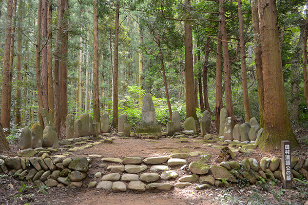 The graves of Kiyoakiko Tamura and Yukimurako Mada