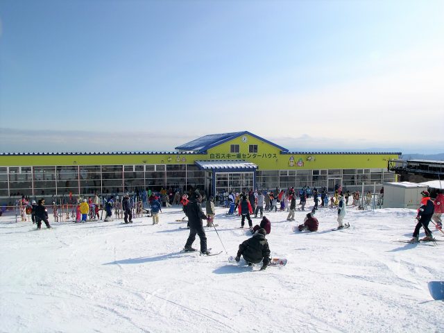 【冬季運動】 有許多與家人能一同盡興遊玩的活動！從初學者到中上級的人都可以盡興遊玩的「宮城蔵王白石滑雪場」